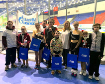 После завершения соревнований волонтеры тепло поздравили московских фигуристов