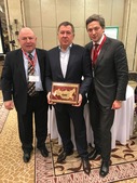 Заместитель генерального директора по разведочной геофизике Евгений Никонов с заслуженной наградой